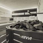 Sauna Wellness im Fitness Hauser - Saunaofen, Duschen, Ruehbereich, Liegen, Finnische Sauna.